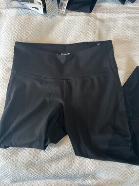 Old Navy Black High-Rise Capri leggings